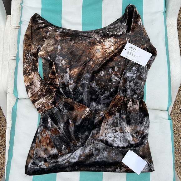 NWT Anthropologie Bailey 44 Magic Forrest Stretch Velvet Bell Sleeve Top Size S - Picture 4 of 10